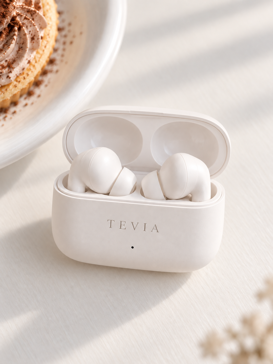 TEVIA耳机开盒特写，两只短柄耳机收在充电槽中