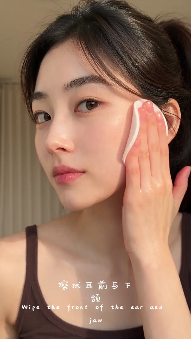 缇薇雅用棉片轻擦脸颊的护肤短片封面